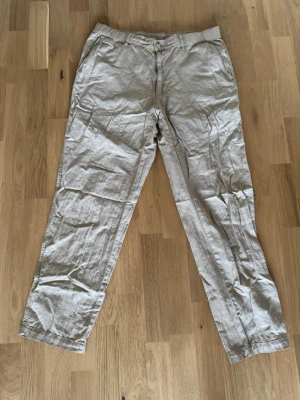 Beiga uniqlo linnebyxor strl L - Snygga beiga linnebyxor strl L