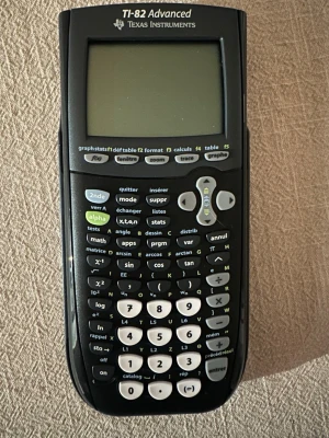 TI-82 Advanced grafritande miniräknare - Grafritande miniräknare från Texas Instruments, modell TI-82 Advanced. Använd under en termin , fungerar prima, går på batteri , kan även laddas