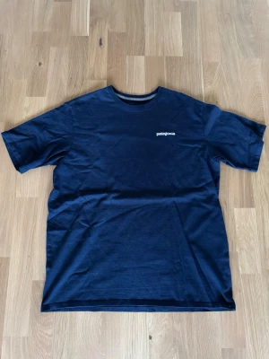 Marinblå Patagonia t-shirt strl L - marinblå t-shirt från Patagonia strl L