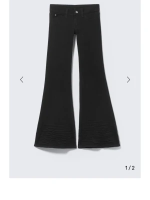 Cheap Monday low waist jeans  - Lågmidjade svarta jeans från Cheap Monday🩷 endast använda två gånger så därav nyskick, W28 L32