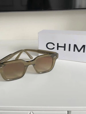 Gröna solglasögon från Chimi - Snygga solglasögon från Chimi i en transparent grön nyans. Modell 04 Green!