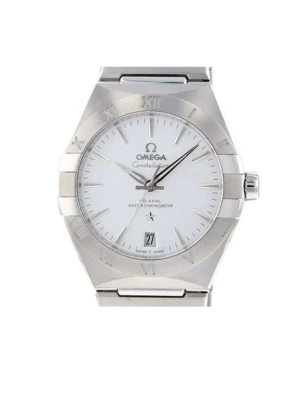 Omega Constellation silverklocka - Snygg Omega Constellation klocka i silver med vit urtavla och romerska siffror på bezeln. Klockan har datumvisning vid klockan 6 och en stilren länk i rostfritt stål. Perfekt accessoar för dig som gillar klassisk och tidlös design. Allt tillkommer, kvitto, värderingsintyg m.m. Garanti kvar 