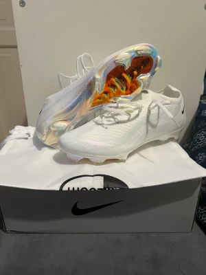 Nike air zoom vapor 16 X air max 95 elite FG -Limited edition - Dom är storlek 41   Ny pris 3k.     Typ helt nya använt dom 3ggr på konstgräs jag ska sälja dom nu för att jag kan inte ha dessa skor mina fötter är för breda så jag ska köpa Phantoms.
