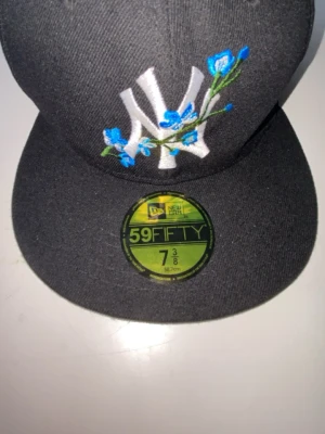 New York Yankees 59FIFTY - Oanvänd och köptes på en marknad. Säljs eftersom att den är för liten (storlek 7 3/8 58,7 cm). Har du några frågor så tveka inte, köptes på en marknad.