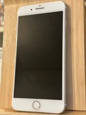 iPhone 7 Plus silver 32GB - Säljer en iPhone 7 Plus i snygg roséfärg med vit framsida. Telefonen har en stor skärm, rundade kanter och dubbla kameror på baksidan. Tillverkad i aluminium med klassisk Apple-design och Touch ID-knapp. Perfekt för dig som gillar stilren och enkel design.