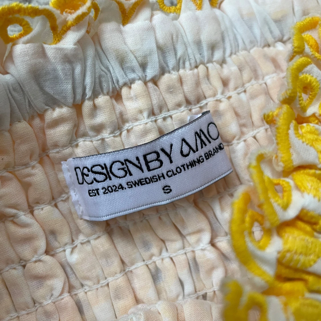 Gul och vit kortklänning Design By Amor - 3