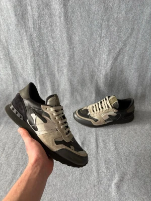 Valentino Rockrunners  - Säljer ett par Valentino Rockrunners som är i storlek 44! Skorna har lite slitage, men fortfarande i bra skick! Hör gärna av er om ni har frågor! 