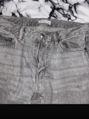 Jesns - Säljer ett par grå jeans från Gina Tricot, raka i benen