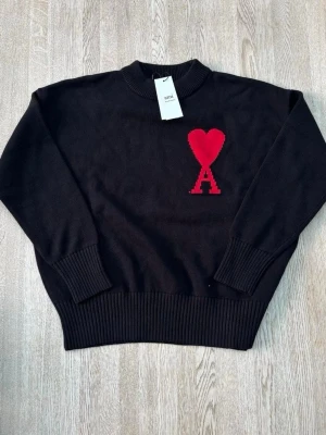 Stickad tröja - Ami pris - ✨ Riktigt bra kvalité – känns lyxig och håller formen 📦 Originalpåse ingår vid köp 👕 Storlek S – passar mer som M 🇫🇷 Stilren design som funkar till allt 🔥 Helt ny, skriv gärna vid intresse eller frågor!!