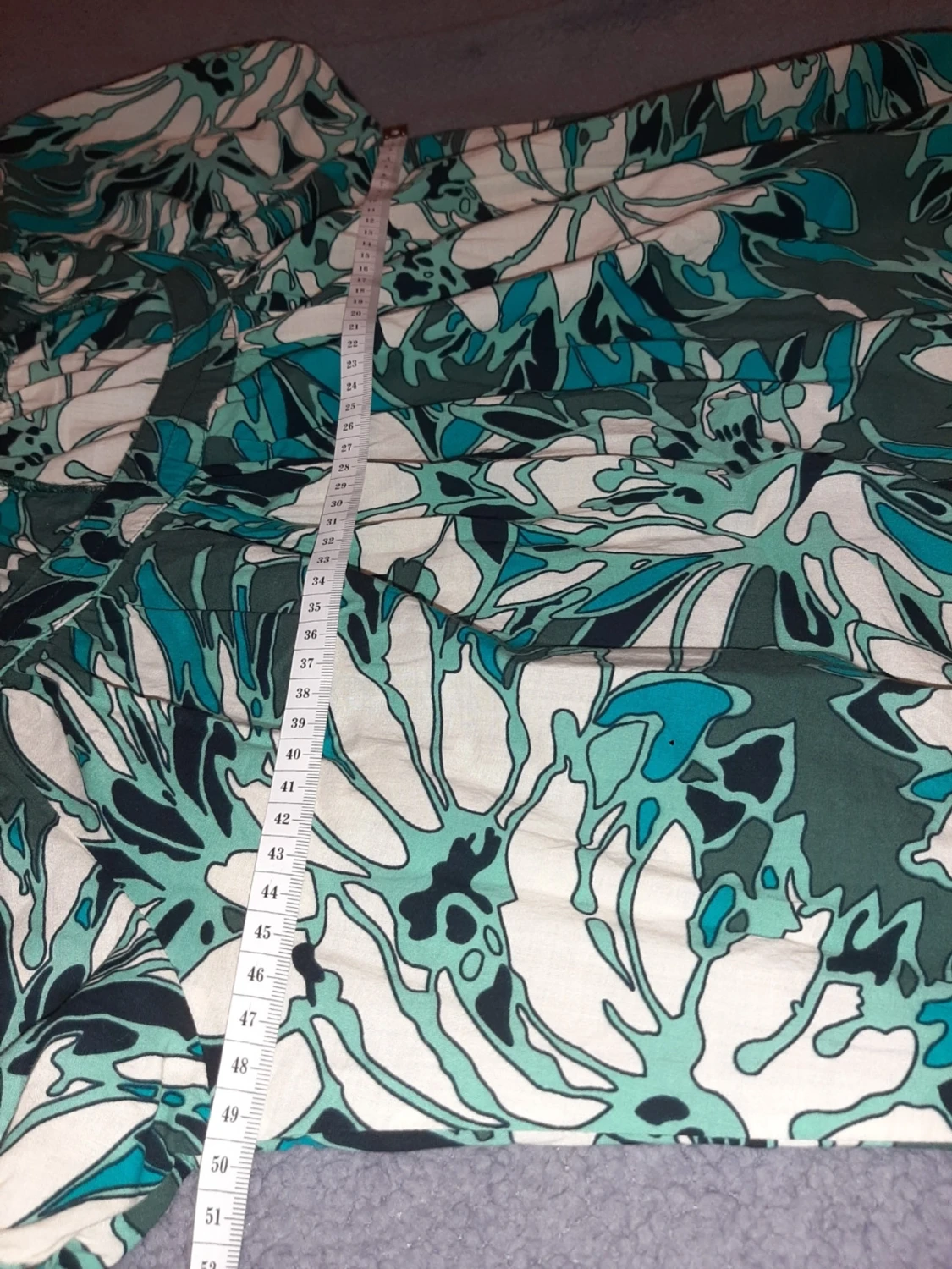 Blommig kortklänning med knyt - 4