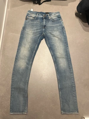 Ljusblåa Pistolero Jeans Från Tiger Of Sweden   - Säljer ett par ljusblå slim jeans från Pistolero i storlek 28W/34L. Jeansen har klassisk femficksdesign, och patch i läderimitation bak i midjan. Tillverkade i jeansmaterial med en fräsch tvättad look. Jeansen är nästan helt nya. Pris kan diskuteras vid köp eller intresse. 😊