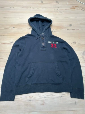 Hollister hoodie - Säljer denna eftertraktade Hollister hoodie med knappar, den är i fint skick. Den är i storlek M men passar också S!  Hör av er vid minsta lilla fråga! Pris ej hugget i sten!  Kolla min profil för mer liknande plagg 😊
