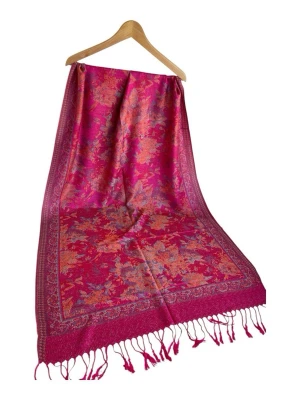 Mönstrad sjal i cerise och orange - Säljer en stor sjal i cerise med detaljerat blommönster i orange och guldtoner. Sjalen har tunna fransar längs kanterna och en dekorativ bård runt om. Materialet ser ut att vara mjukt och glansigt, troligen viskos eller polyester. Perfekt för att ge färg till din outfit.