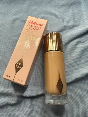 Charlotte Tilbury Hollywood Flawless filter  - Säljer min Charlotte Tilbury Hollywood Flawless Filter i nyans 4 Medium, en otroligt populär produkt som ger huden ett naturligt, friskt glow ✨Produkten är använd endast ett par gånger och det finns cirka hälften kvar. 