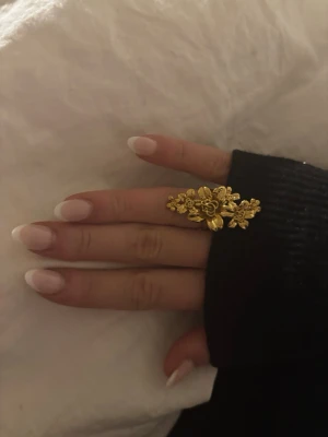 Guldig blomring  - Jättesöt guldig blomring. Justerbar, rostfri och helt i nyskick! Skriv till mig vid fler frågor❤️