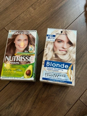 Blond och multi-tonal blond hårfärg - Två hårfärgningskit: Garnier Nutrisse Cream i multi-tonal blond med avokadoolja och 5 oljor, samt Schwarzkopf Blonde Platinum Blondering med anti-damage complex. Båda ger täckning och vård för håret, perfekt för dig som vill ha ljusare nyanser.