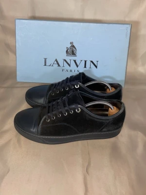 Lanvin Cap toe Storlek 43  - Lanvin cap toe storlek 43. Färg svarta/Navy snygga! Vid mer frågor eller bilder är det bara att skriva!