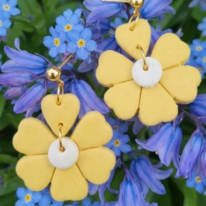 Handgjorda örhängen i Polymerclay "Gula blommor" - Ca 3 x 3  cm. Handgjorda örhängen i Polymerclay. Härdade i ugn. Alla smyckesdelar är i äkta silver,  guldpläterat eller rostfritt stål. Ett lätt material som inte tynger ner öronen. Allergivänligt ❤️ 