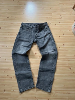 Levi's 502 - Säljer mina 502, bra skick förutom en skada i skrevet. Storlek är W32 L32