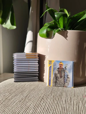 Kylskåpsmagnet med Sällskapsresan tema - Kylskåpsmagnet med Sällskapsresan tema. Available in size 50x50mm. All magnets are designed and handmade by me.  Materials used are a mix of new and second hand. Shopify: magnet-man-2.myshopify.com Insta: magnet.man_  /Magnet man