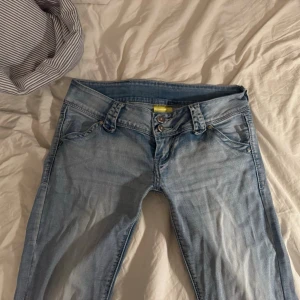 Lågmidjade ljusblåa jeans - Jätte snygga lågmidjade omsydda jeans ifrån R. marks Jeans! Sitter jätte snyggt, skulle säga storlek storlek S/EU 36/W27. Midjemått: ca 37cm. Innerbenslängd: ca 78cm.💕 skriv om ni vill ha fler bilder med jeansen på eller på det omsydda! Jag kan ofta posta samma dag som varan är köpt!