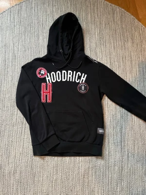 Hoodrich Hoodie - Tröjan är i bra skick och har inga defekter. 