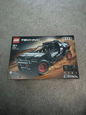 LEGO Technic Audi RS Q e-tron - Säljer en LEGO Technic Audi RS Q e-tron, modell 42160. Byggsats i svart med röda detaljer och Audi-logga. Setet styrs via app och är för åldrar 10+. Perfekt för dig som gillar teknik och bilar. Helt ny 
