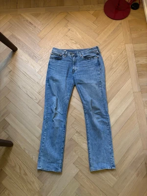 Levi's 514 raka blå jeans - Klassiska blå Levi's 514 jeans med rak passform och normal midja. Storlek 32/32.
