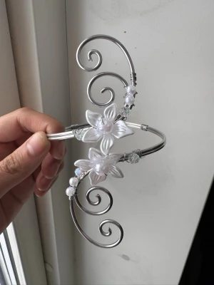 Armcuff  - Finns både i silver och guld💞 Lättböjd material som är enkel att justera. Vid osäkerhet, skriv gärna din till mig din omkrets på armen🥰 Jag gör även customs!