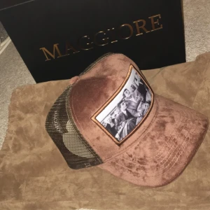 Brun Maggiore keps  - Säljer en riktigt snygg maggiore keps, för den kommer inte till användning längre! Bra bra skick och är väldigt sällsynt då den såldes i 100 exemplar och är en av dom första kepsarna! Säljes för 339 skriv vid intresse  