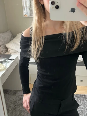 Svart offshoulder tröja stockh lm  - Riktigt snygg tröja från stockh lm i storlek xs. Den är i nyskick. 