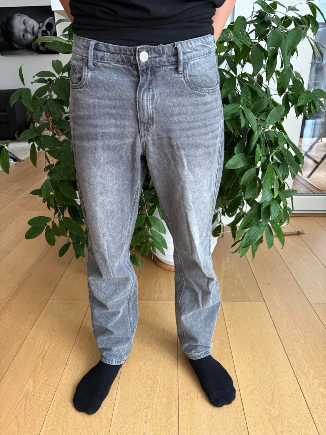Grå tvättade raka jeans