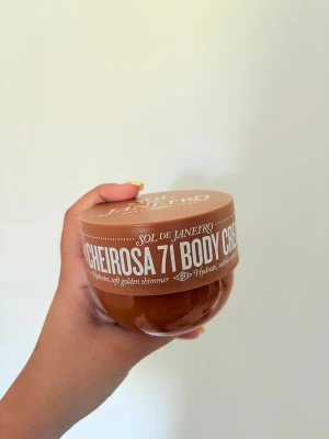 Sol de Janeiro Cheirosa 71 Body Cream - Cheirosa 71 Body Cream från Sol de Janeiro i en rund, brun plastburk. MER ÄN HALVA KVAR. Har skimmer i sig och klassisk 71 doft. Nypris 600kr