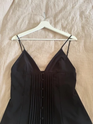 Svart v-ringad topp Zara - En svart v-ringad topp/linne från Zara i storlek S. Tyvärr för liten för mig. Helt ny men saknar prislapp, aldrig använd. Nypris 329kr