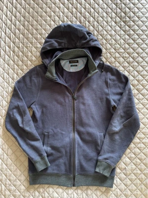 Massimo Dutti cardigan/hoodie - Säljer nu min massimo duti cardigan/hoodie. | Bra skick. | Mörkblå fin färg. | Väldigt bekväm. | Storlek S. | Luvan går att ta av smidigt. | Passar på ett ungefär folk som är 170-180 cm långa. | Släng iväg en signal vid funderingar så svarar jag snabbt. |