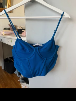 Crop top Strandivarius - Jättefin mörk blå crop top med två smala axelband, perfekt till fest💓 Från strandivarius i storlek S. Köpt second hand och aldrig använd så i bra skick! 