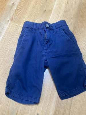 Shorts -  Marinblå barn shorts till fem år 