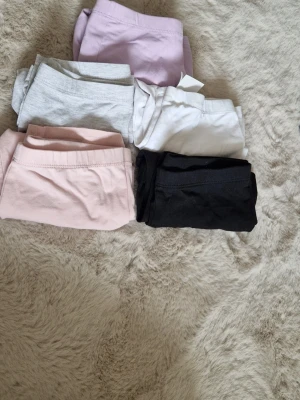 Shorts - Säljer ett 5-pack med shorts i olika färger. Perfekt att ha på sommarn. Man kan ha dom under en kjol eller bara som dom är.  Pris kan diskuteras!🥰