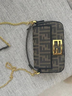 Fendi Baguette - Fendi Baguette handväska i brunt tyg, aldrig använd 