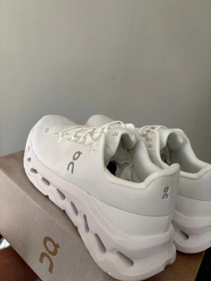 On cloud - Oanvända o sprillans nya. Kommer med box. Storlek 43