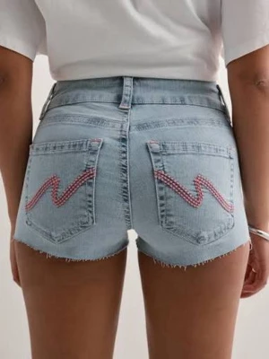 Ljusblå jeansshorts low waisted - Snygga ljusblå jeansshorts med rå kant och rosa zigzag-detaljer på bakfickorna , pris går att diskuteras💕