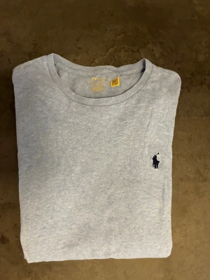 Ljusblå långärmad tröja från Polo Ralph Lauren - Snygg långärmad T-shirt från polo Ralph lauren. 