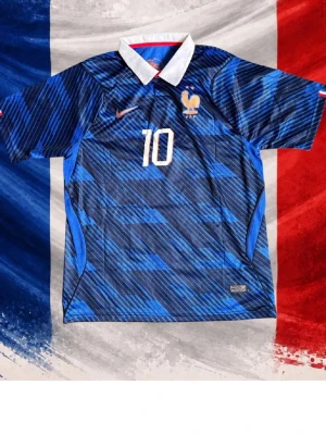 Frankrike fotbollströja  - Snygg fotbollströja med Mbappe! ( den är inte äkta)
