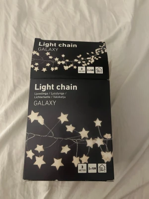 Ljusslinga Galaxy med stjärnor 3 meter - Ljusslinga på 3 meter från Galaxy med små vita stjärnformade lampor. Slingan har totalt 120 LED-lampor och drivs med el. Perfekt för att skapa mysig stämning i rummet eller till dekoration. Transparent kabel och stjärnor i plast.