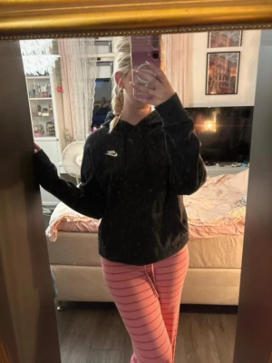 Svart Nike hoodie med huva - Svart hoodie från Nike. 