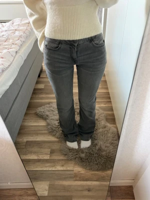 Grå bootcut jeans - Grå flare jeans från Esprit, står 26 på lappen men skulle uppskatta storlek S