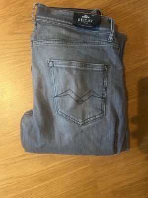 Grå jeans från Replay - Snygga grå jeans från Replay passar dig som är 150-175 ungefär.