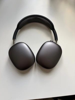 Apple AirPods Max rymdgrå hörlurar - Säljer mina AirPods Max i rymdgrå färg. Använda i strax över ett år och är i bra skick, ljud, batteri och brusreducering är bra. Har tyvärr inte kvar lådan. Skriv gärna vid fler bilder eller frågor!