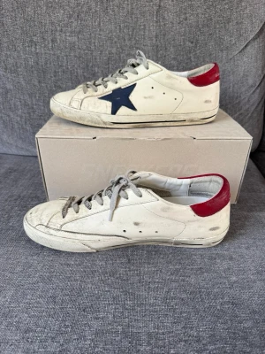 Golden goose MED FYSISKT KVITTO! - Ett par riktigt snygga golden goose skor som passar till det mesta| Storlek 43| Kvitto och allt og från NK finns| Skick 9/10| köptes för 6000 kr| Hör av er vid fler funderingar|