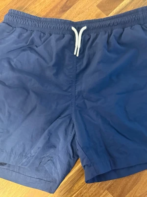 Weekend Offender Amalfi Marinblå Shorts XL - Säljer ett par Weekend Offender Amalfi Marinblå Shorts. Storlek XL. I mycket bra skick. Köpta på WOs hemsida.